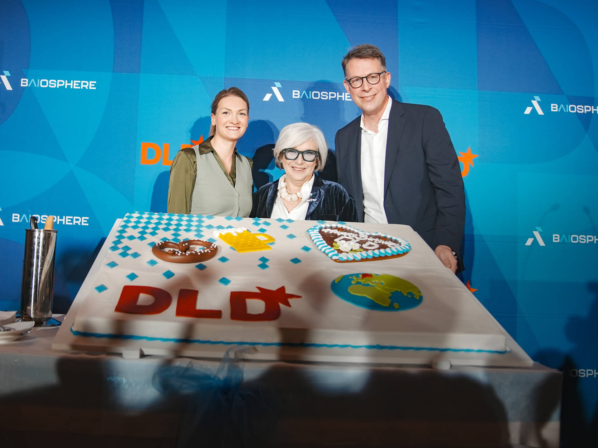 Staatsministerin für Gesundheit,Pflege und Prävention Judith Gerlach, Steffi Czerny (DLD) und Staatsminister für Wissenschaft und Kunst feiern den 20. Geburtstag der DLD und die Auszeichnung von Steffi Czerny