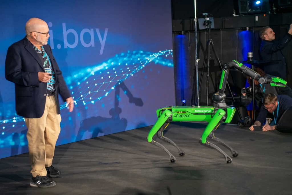 Dr. Marc Raibert, Keynote-Sprecher und Gründer der Firma Boston Dynamics präsentiert die Fertigkeiten des Roboters "Spot"