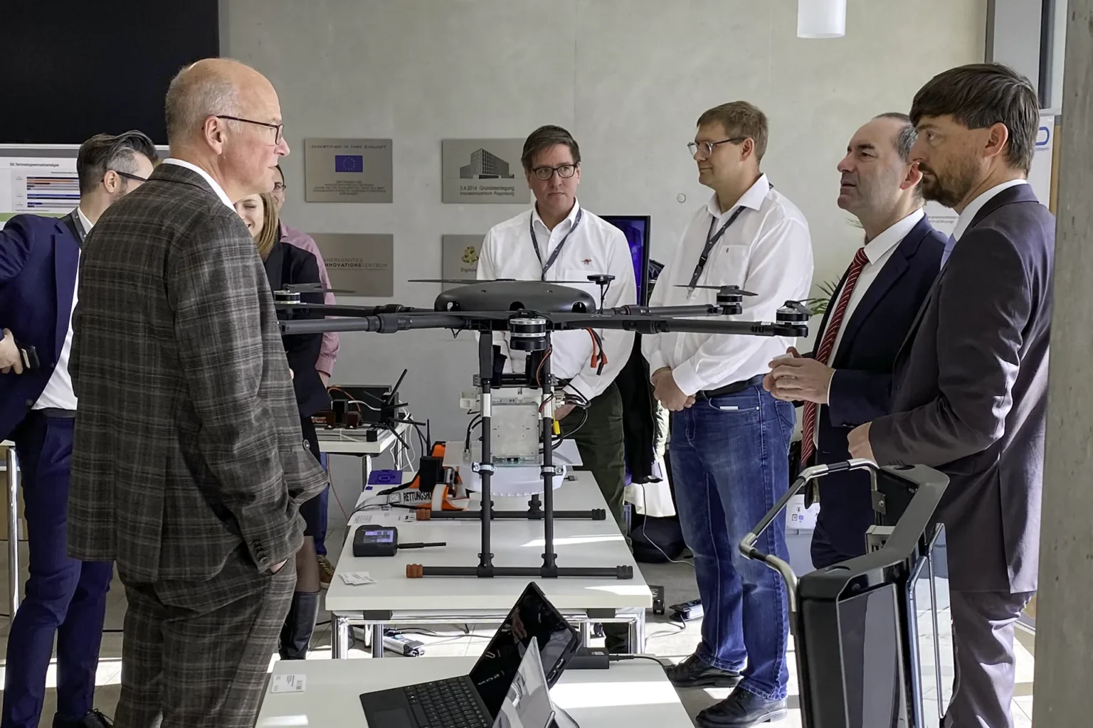 baiosphere CEO Dr. Michael Klimke und Bayerns Wirtschaftsminister Hubert Aiwanger bestaunen die Drohnentechnologie