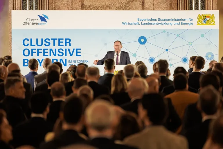 Bayerns Wirtschaftsminister Hubert Aiwanger hält die Eröffnungsrede vor versammeltem Publikum auf dem Cluster Empfang im Kaisersaal der Residenz