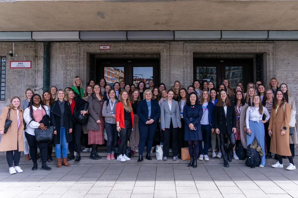 Gruppenbild mit ca. 60 Frauen der BayFiD Gruppe vor dem Eingang der Bayerischen KI-Agentur im Deutschen Museum