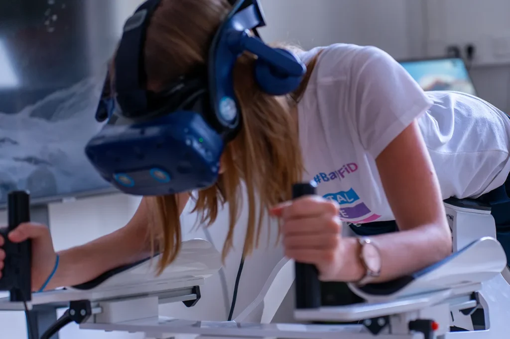 Eine Teilnehmerin testet VR-Erlebnis im XR Hub