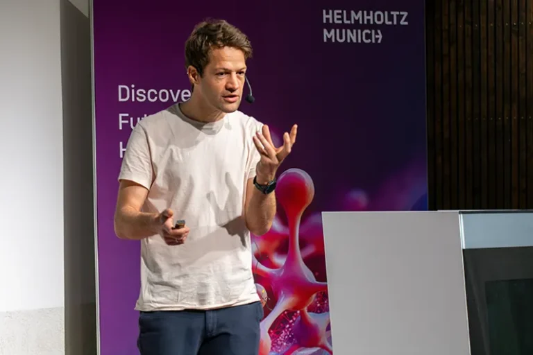 KI-Ratsmitglied Fabian Theis bei seiner Keynote zu "Foundation models of human health"