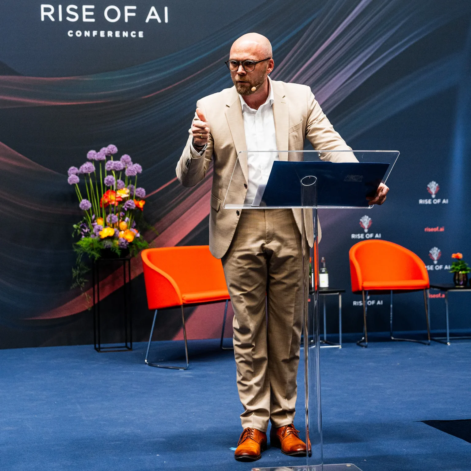 Bayerns Digitalminister Dr. Fabian Mehring bei seiner Keynote auf der RISE of AI in Berlin